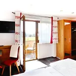 Konukevi Schuasterhof 3*